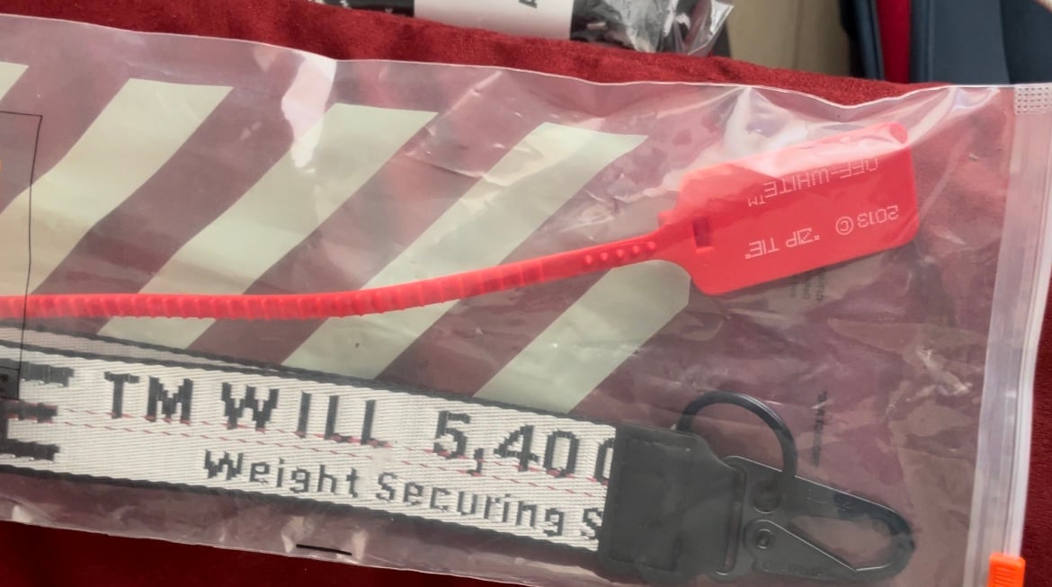 Off white key chain brand new in plastic official off white keychain