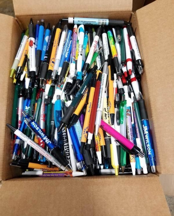 Bulk Box of 500 Misprint Plastic Retractable Ball Point Pens - Wholesale Lot