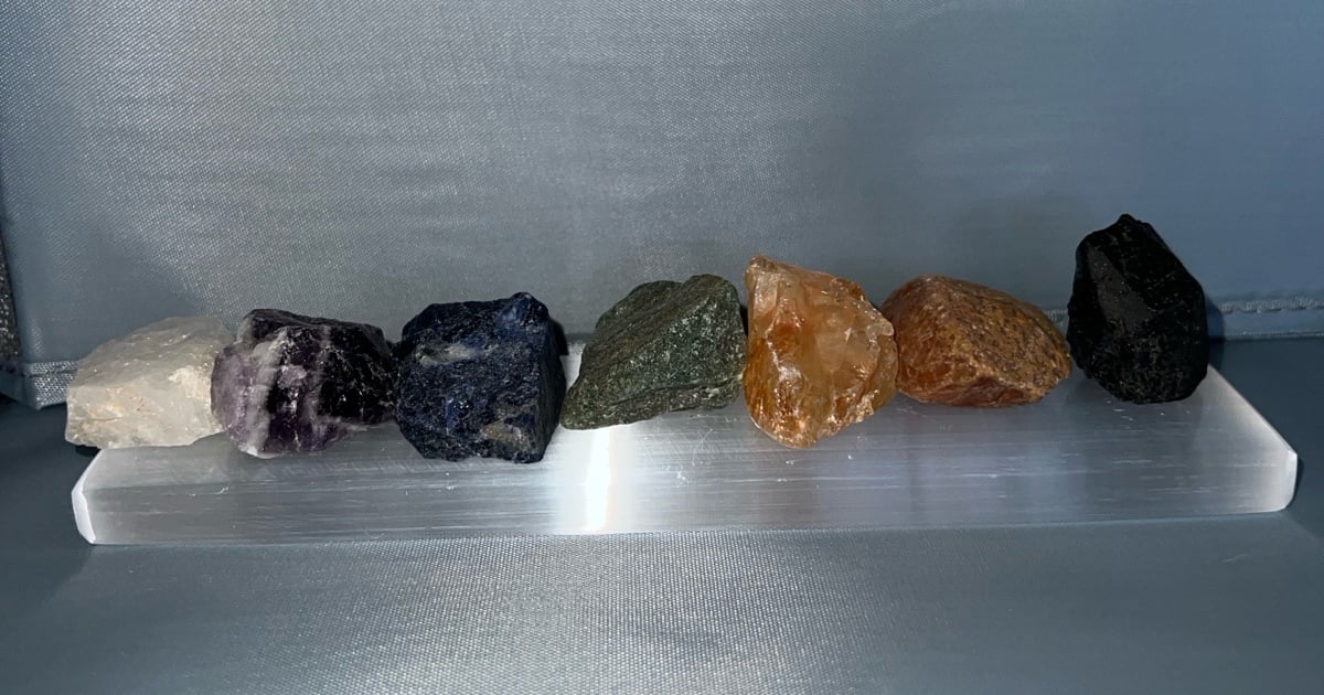 7 chakra Set with Selenite Plate (Raw)