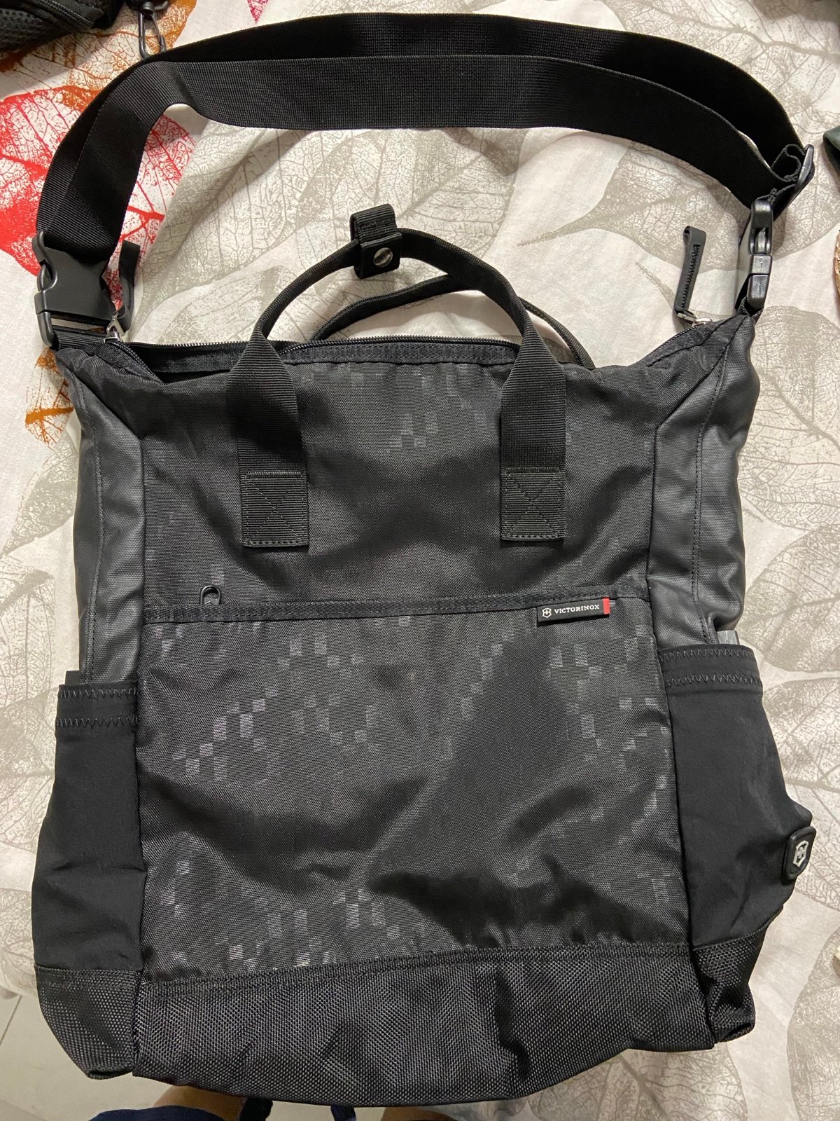 VICTORINOX Black Geometric ALTMONT 3.0 Carry-On Travel Day Bag
