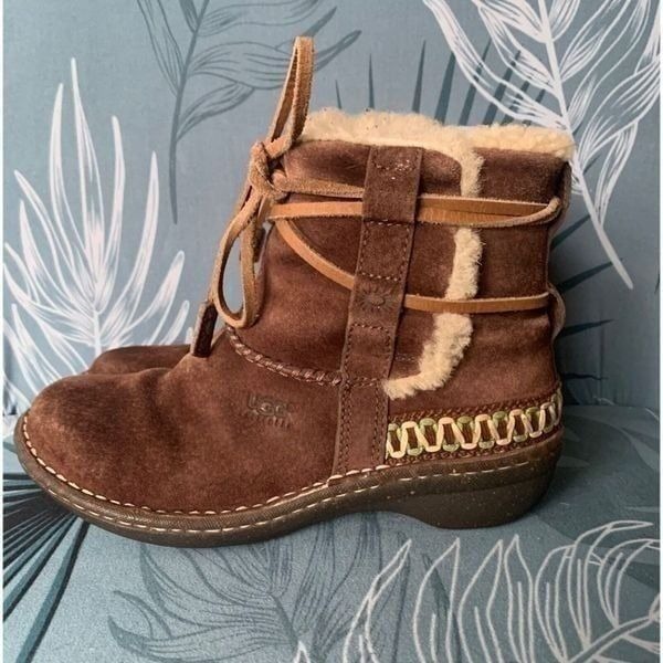 UGG Cove Suede Embroidered Sheepskin Shearling Moccasin Tie Ankle Boot sz 6