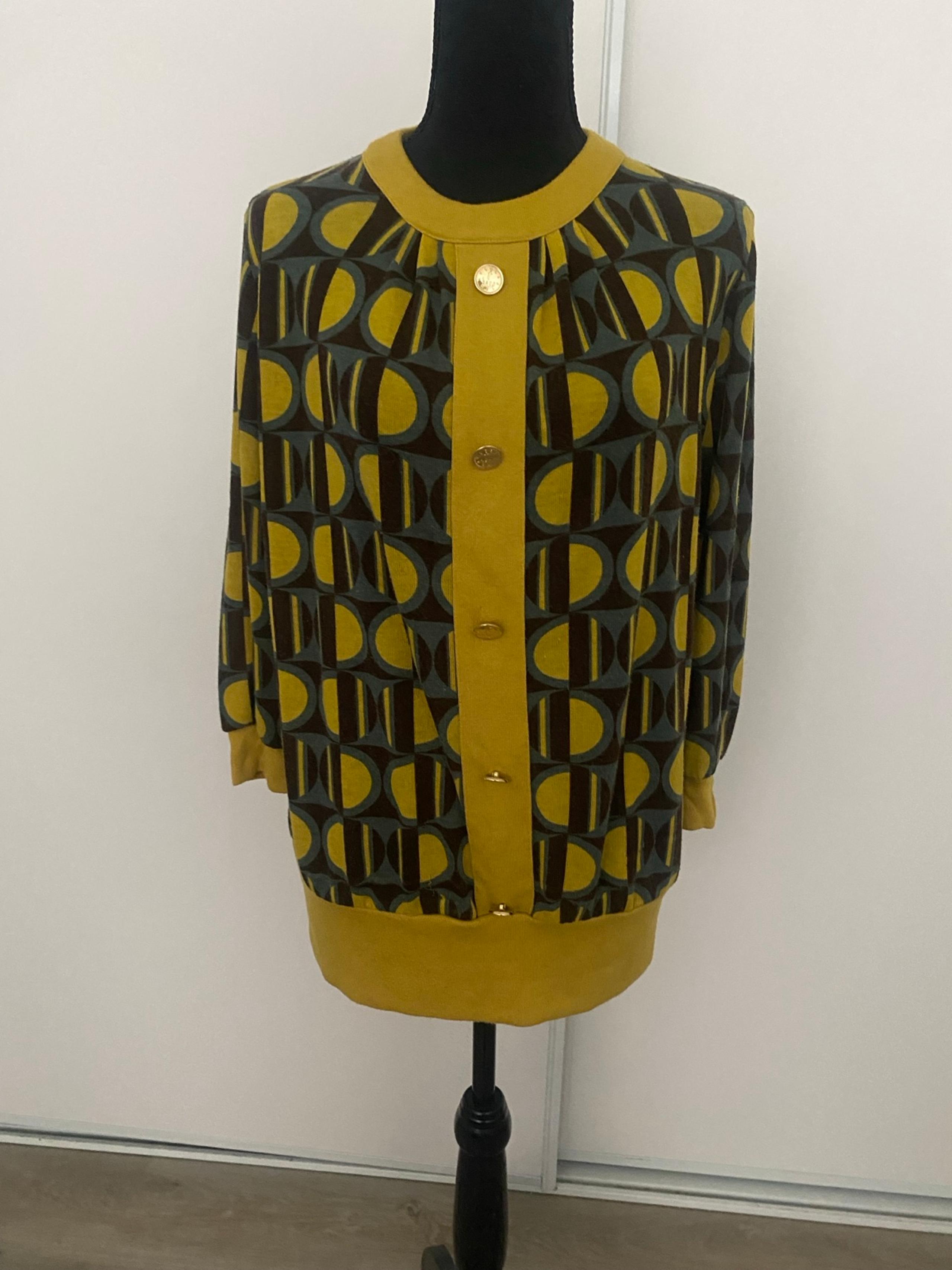 retro buttoned top