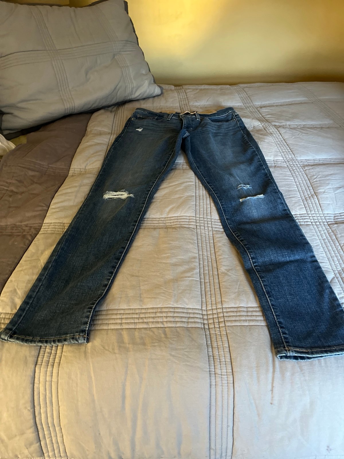 Levi’s 311 Shaping Skinny Lightly Distressed Size 28