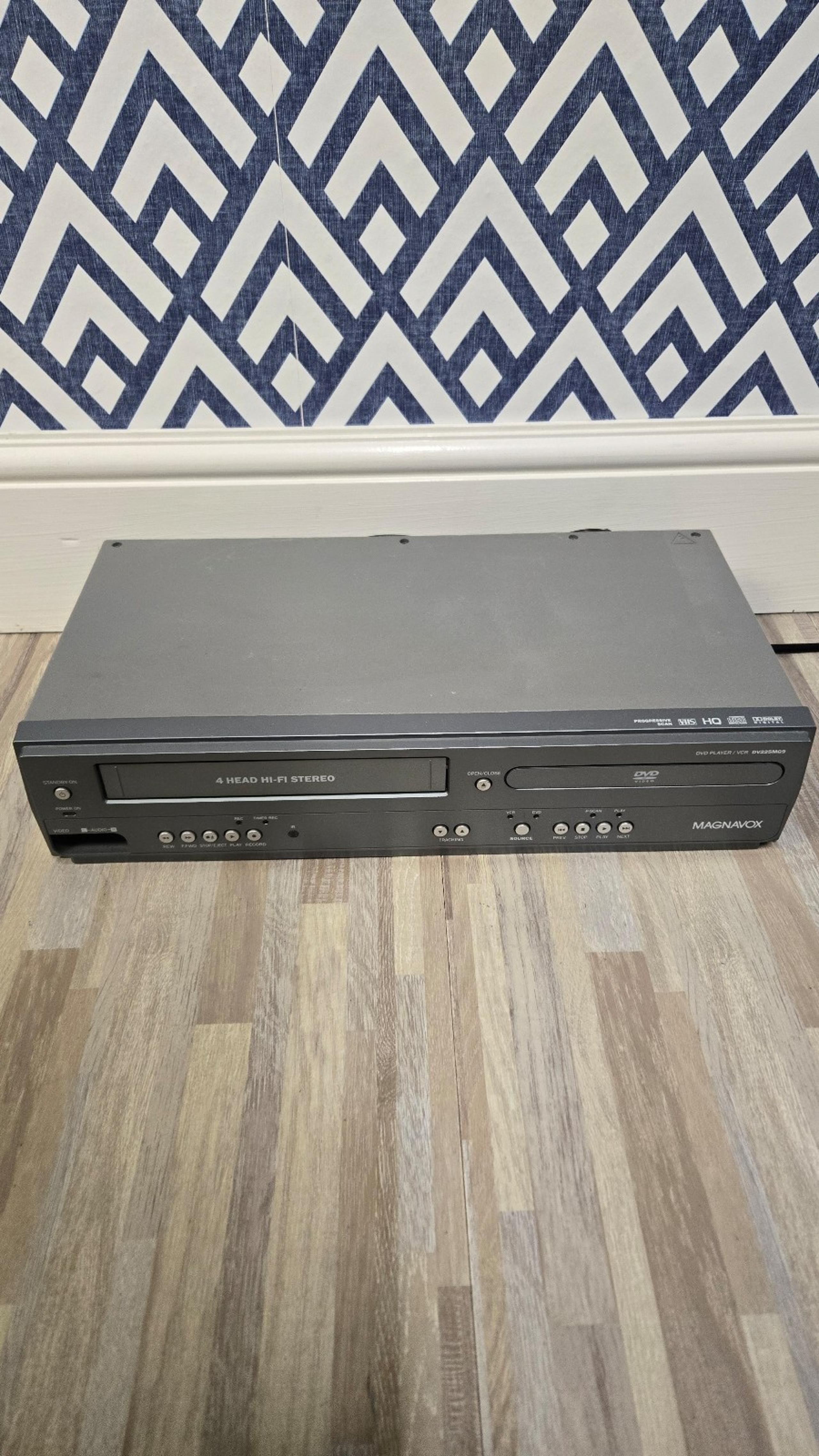 Magnavox DV225MG9 DVD/VCR Combo Player