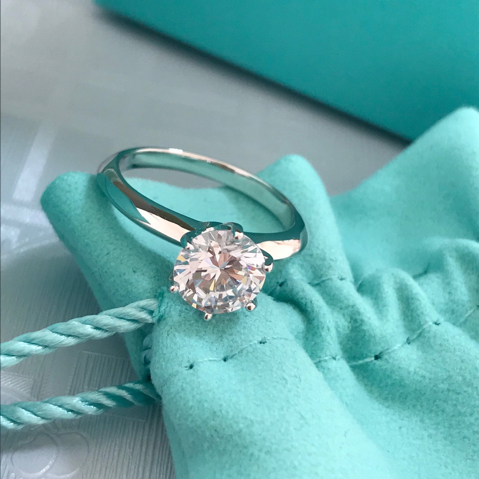 AU750 white gold 2ct six claw diamond ring size 8