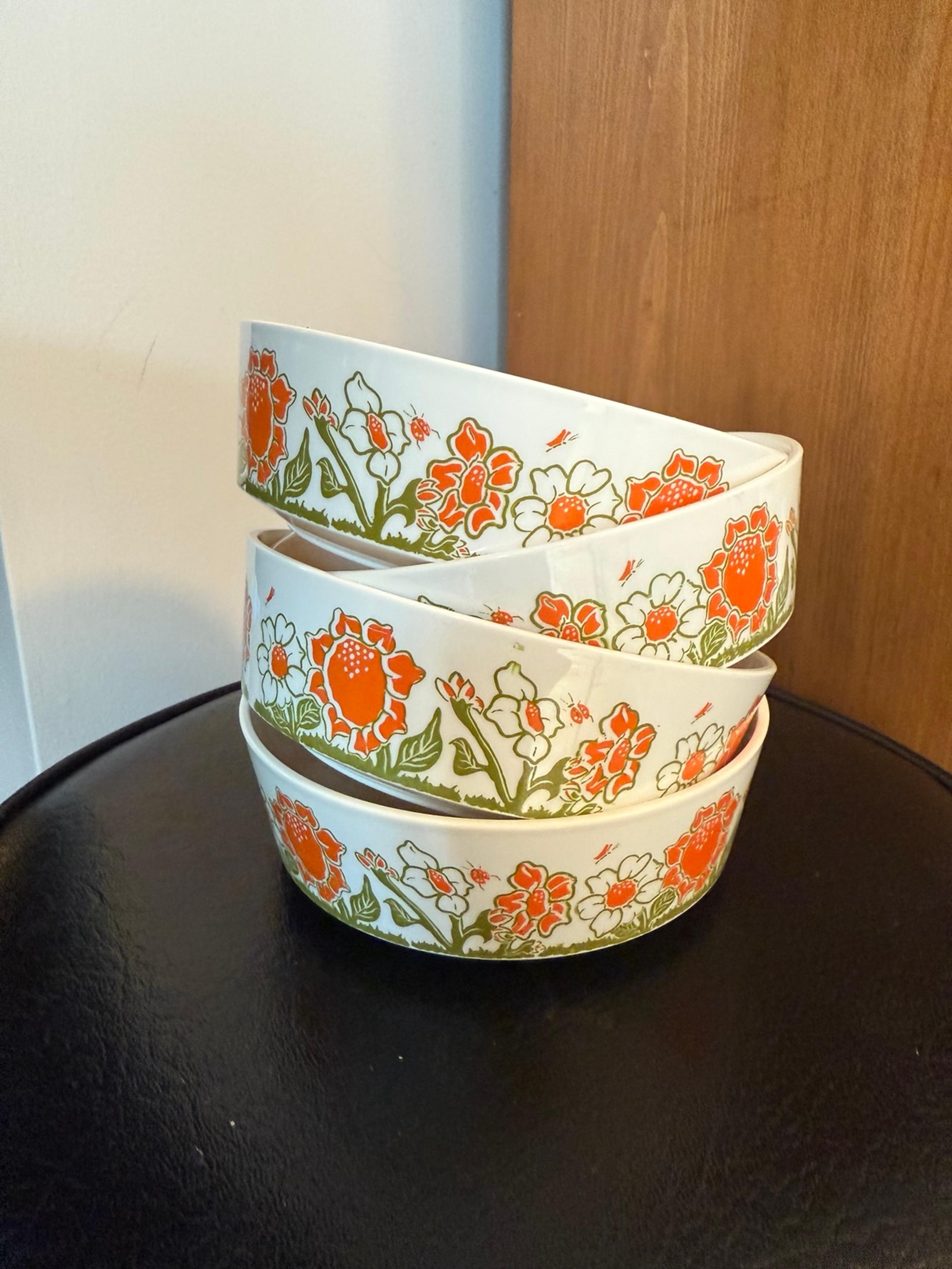 4 Bowls- vintage/retro - Sterilite
