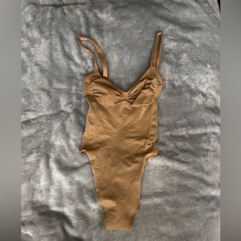 SKIMS SEAMLESS SCULPT THONG BODYSUIT NWOT