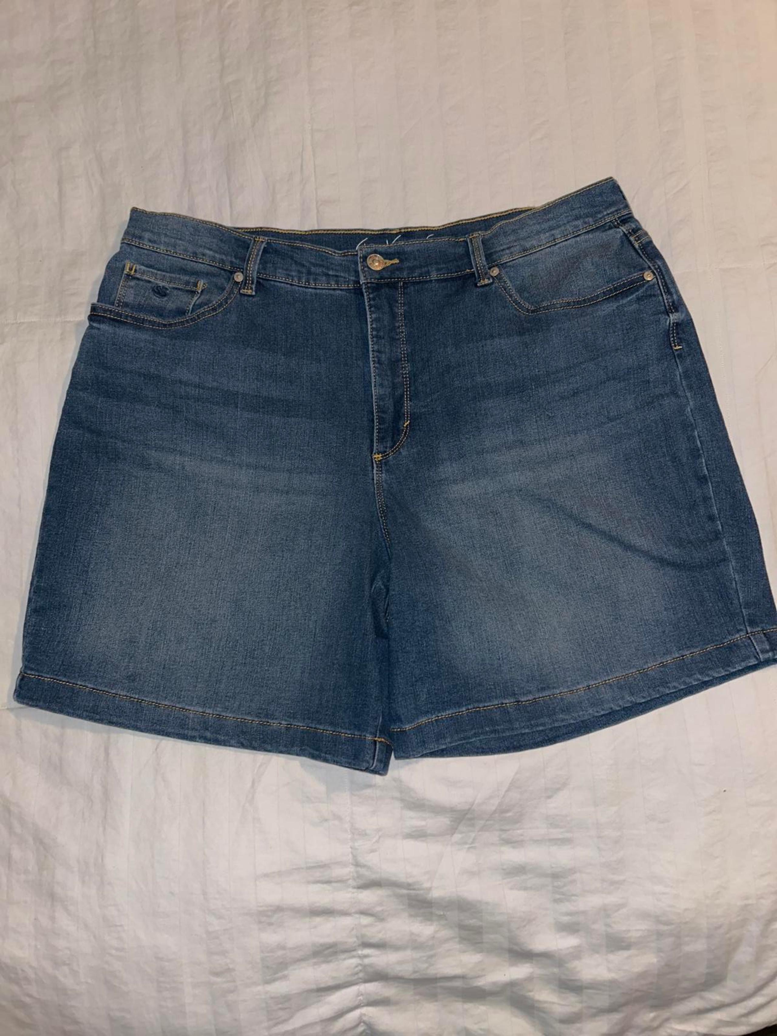 Gloria Vanderbilt Denim Shorts Sz 16