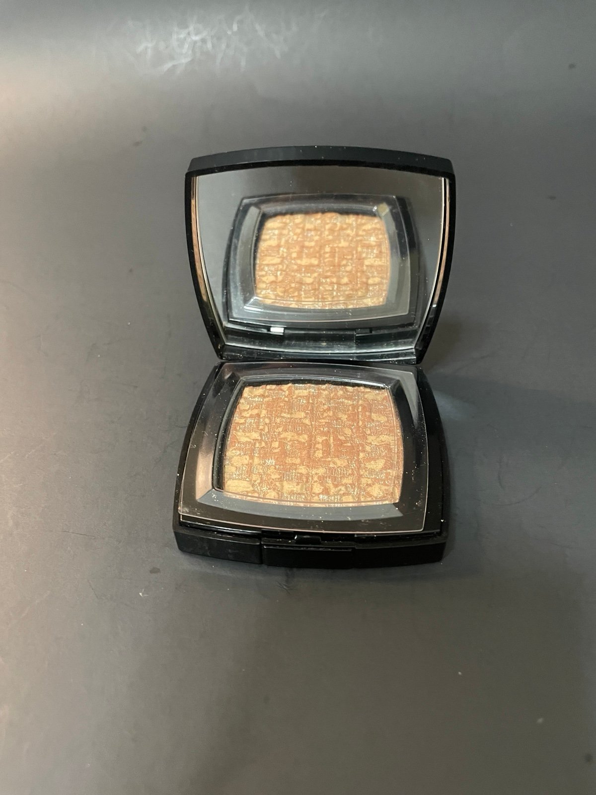 CHANEL “LES TISSAGES LAMES DE CHANEL” SHIMMERING SLIGHTLY-USED HIGHLIGHTER
