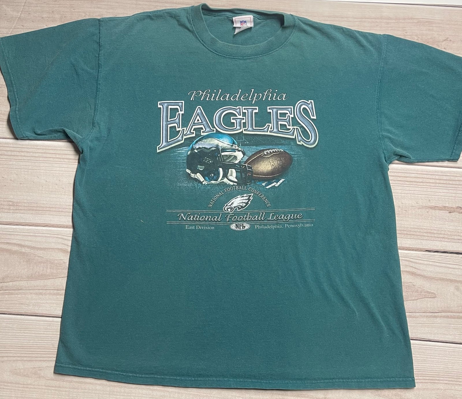 Vintage Men’s Philadelphia Eagles NFL Officially Licensed T Shirt Helmet Green