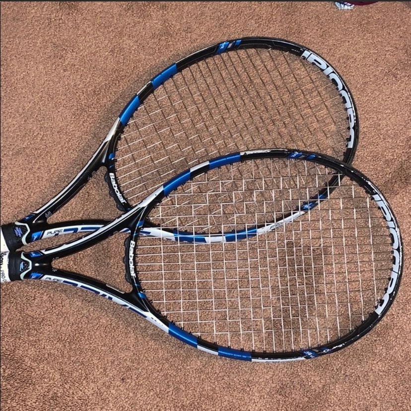 One tennis racquet