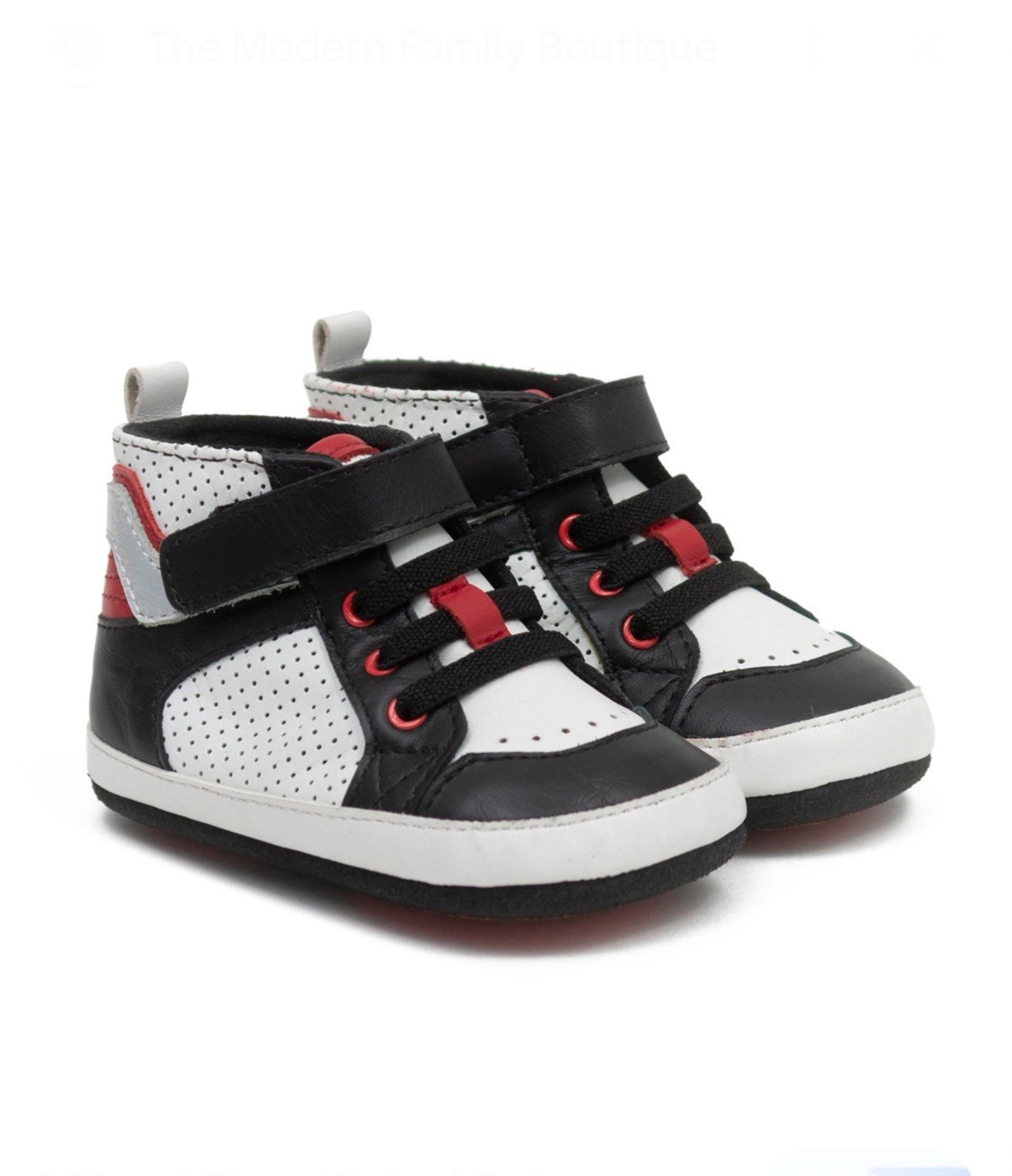 Robeez “Mikey" First Kicks Sneakers
Size 3 (6-9 Months)