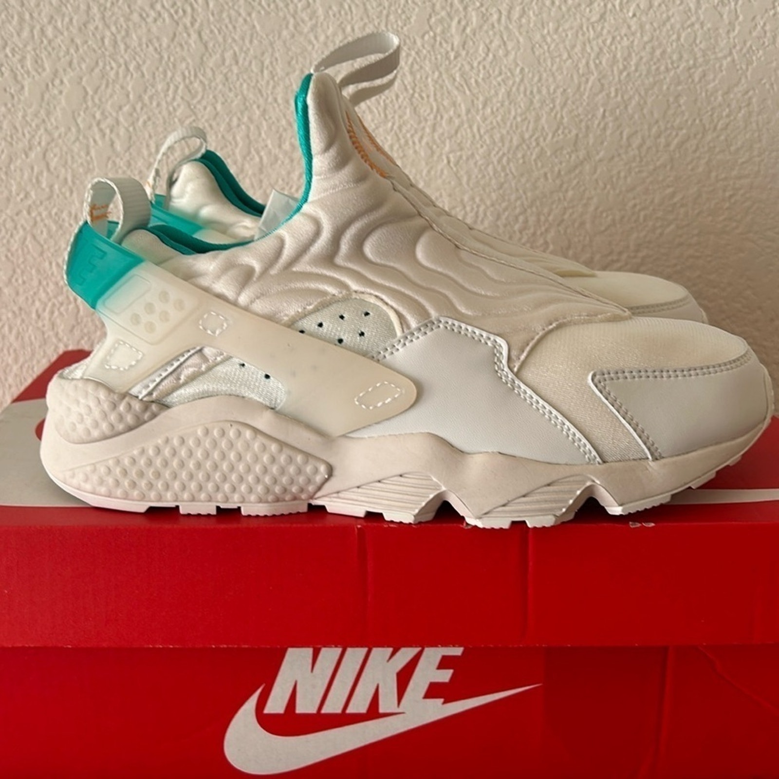 NWOT SWDC W Nike Air Huarache