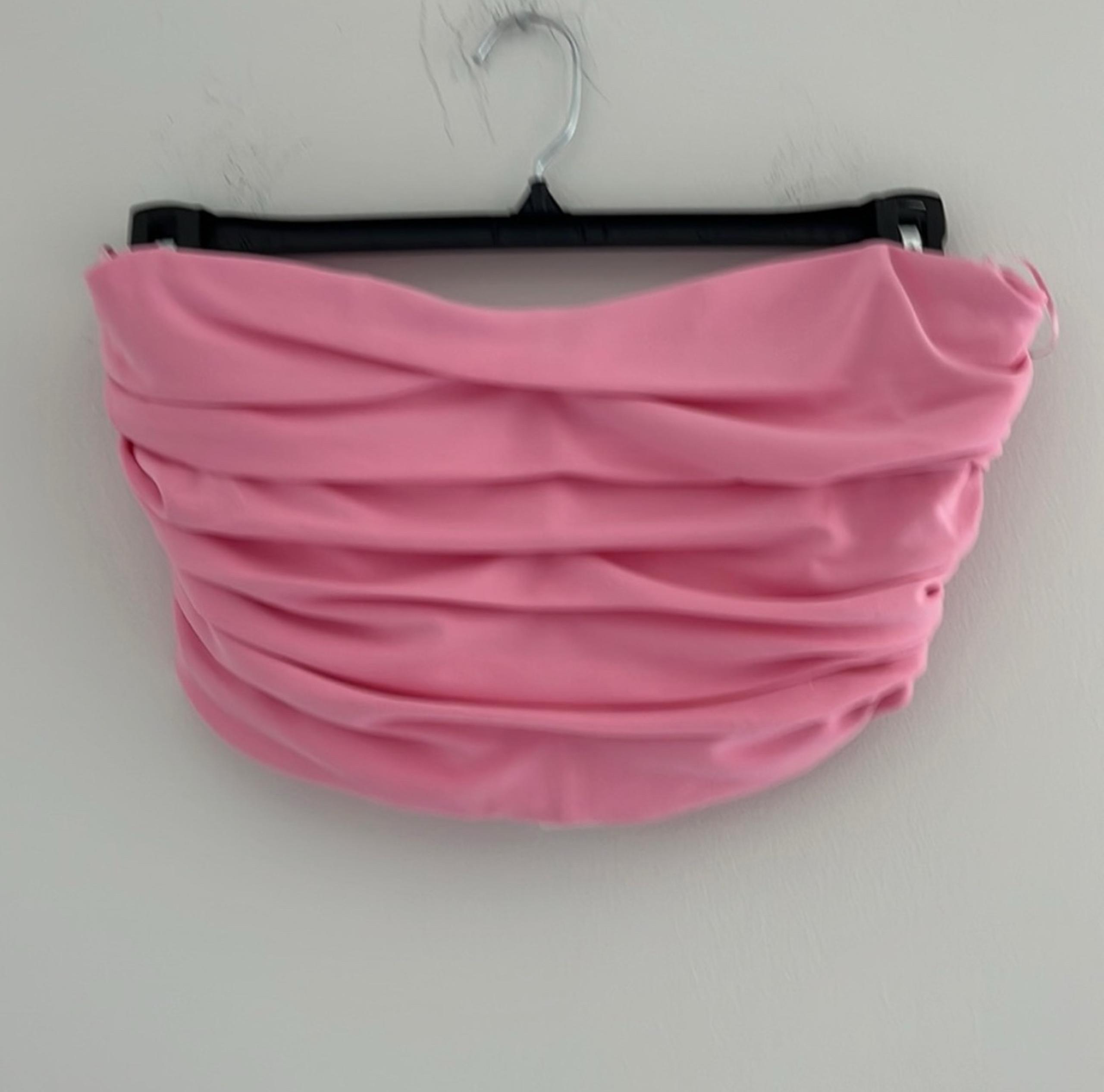 Women’s srtaples Slim Fit Ruched Tub Pink Top With Straight Neck. Size L