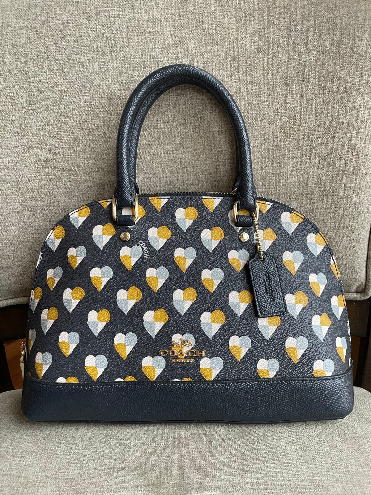NWT！COACH SIERRA SATCHEL WITH CHECKER HEART PRINT （COACH F25916）