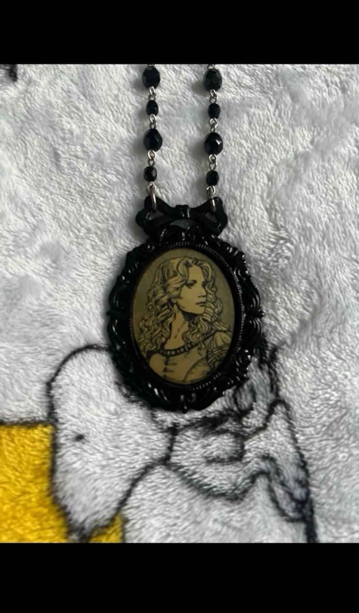 Disney Alice in wonderland classic hardware necklace Tim Burton