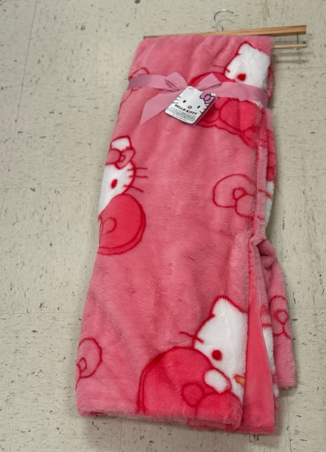 NWT Hello Kitty Pink Bow Faux Fur Throw Blanket 50x70