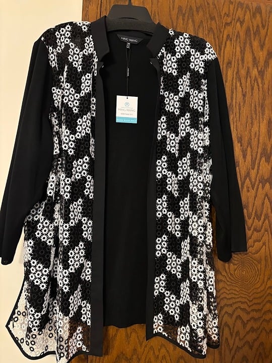 NWT Beautiful Ming Wang Black & White Top with Long Sleeves (3)