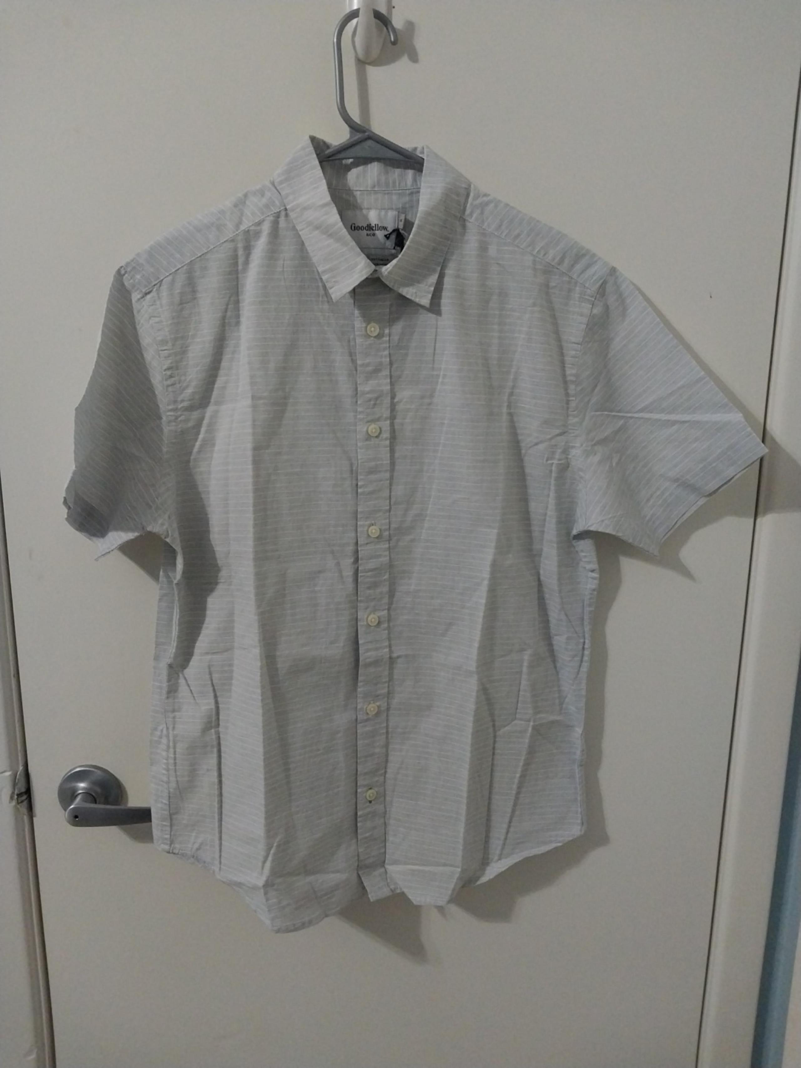 Goodiellow & Co Men's Gray & White Striped Button-Up Short sleeve Shirt