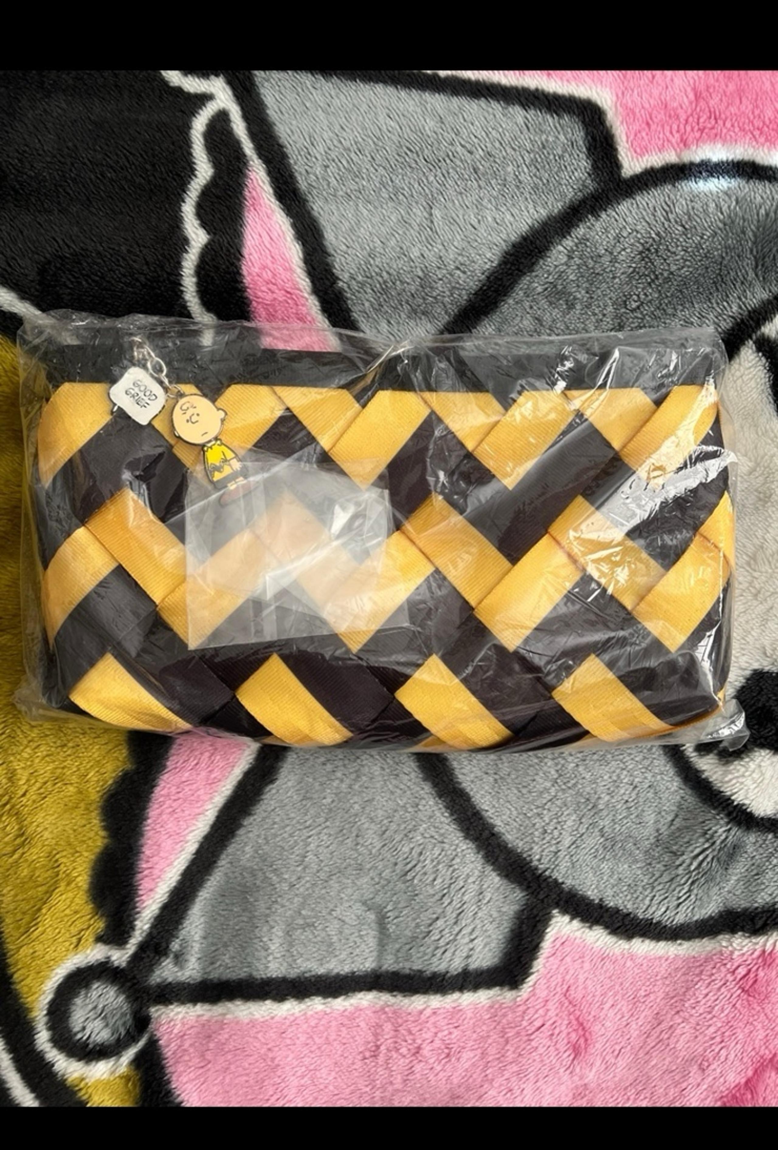 Harvey’s seatbelt Charlie Brown peanuts plaza convertible clutch harveys purse