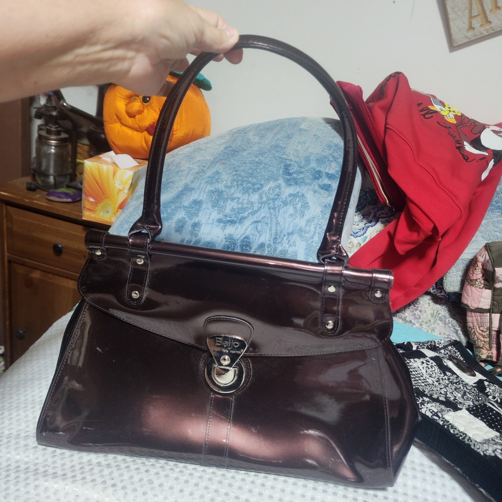 BEIJO EUC XL VINTAGE SHINY PATENT LEATHER LOCK SHOULDER BAG