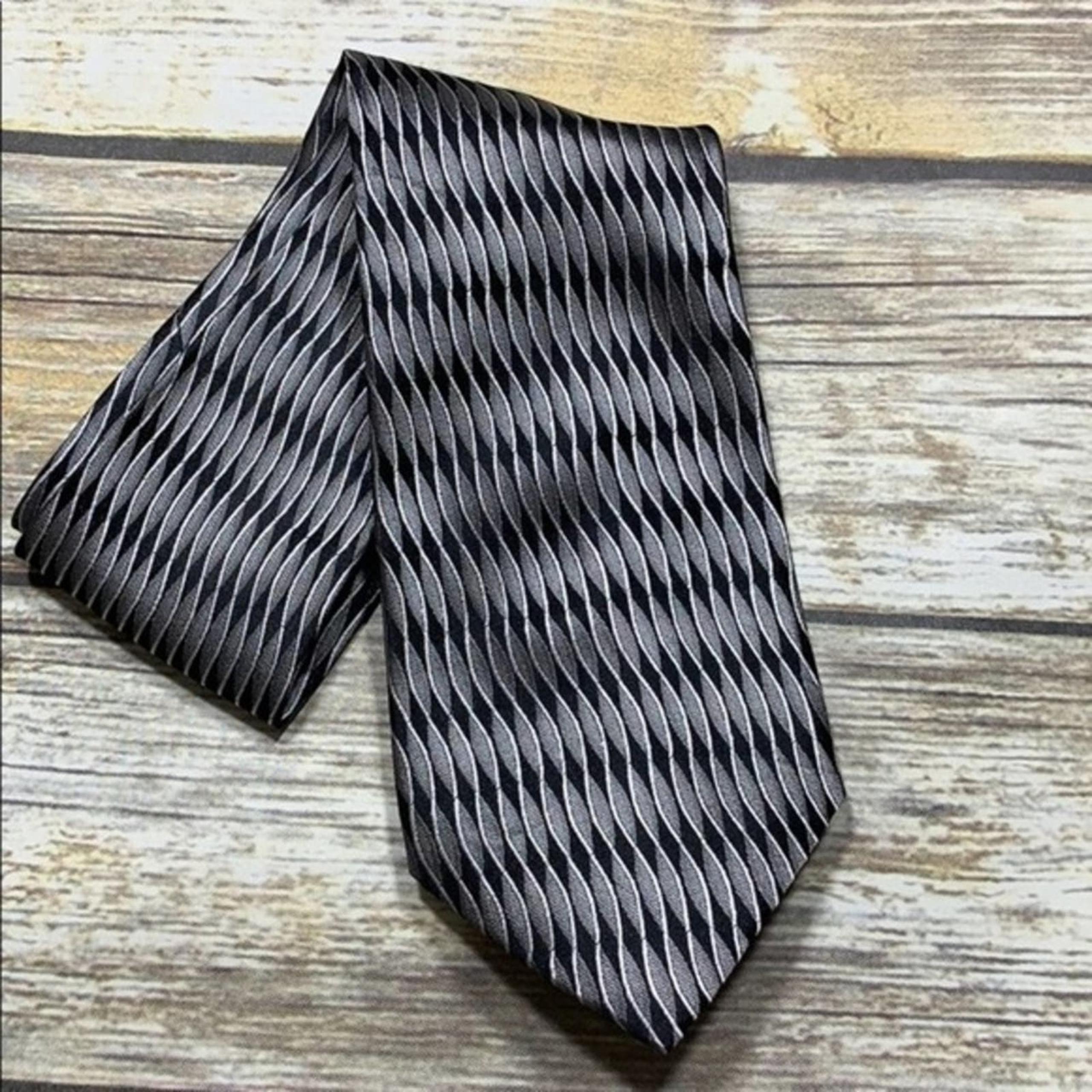 Alexander Julian silver black tie