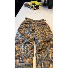 Patagonia youth ski pants size large, excellent condition new with out tags.