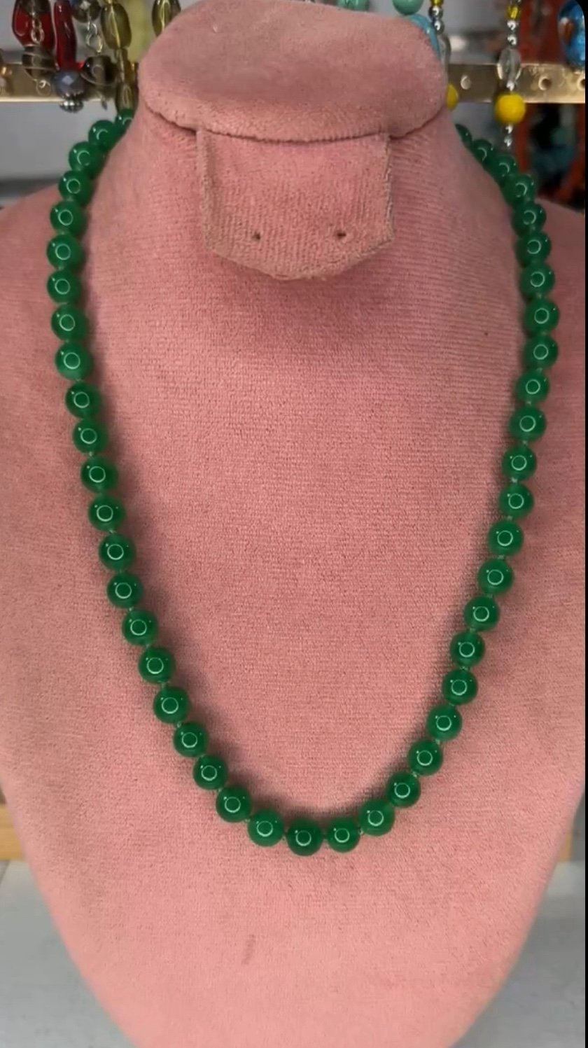 Jade natural stone necklace vintage excellent condition