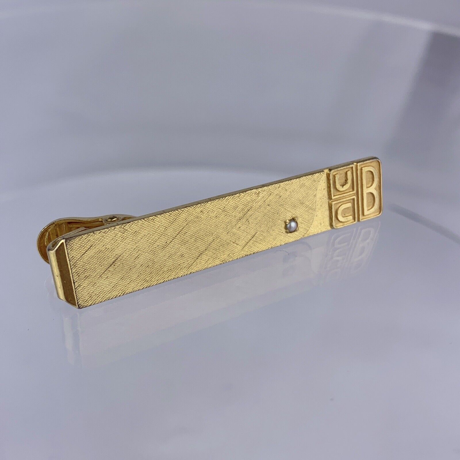 U C B Initial Monogram 14k Gold Plated Tie Clip Bar Tie Seed Pearl Vintage G1