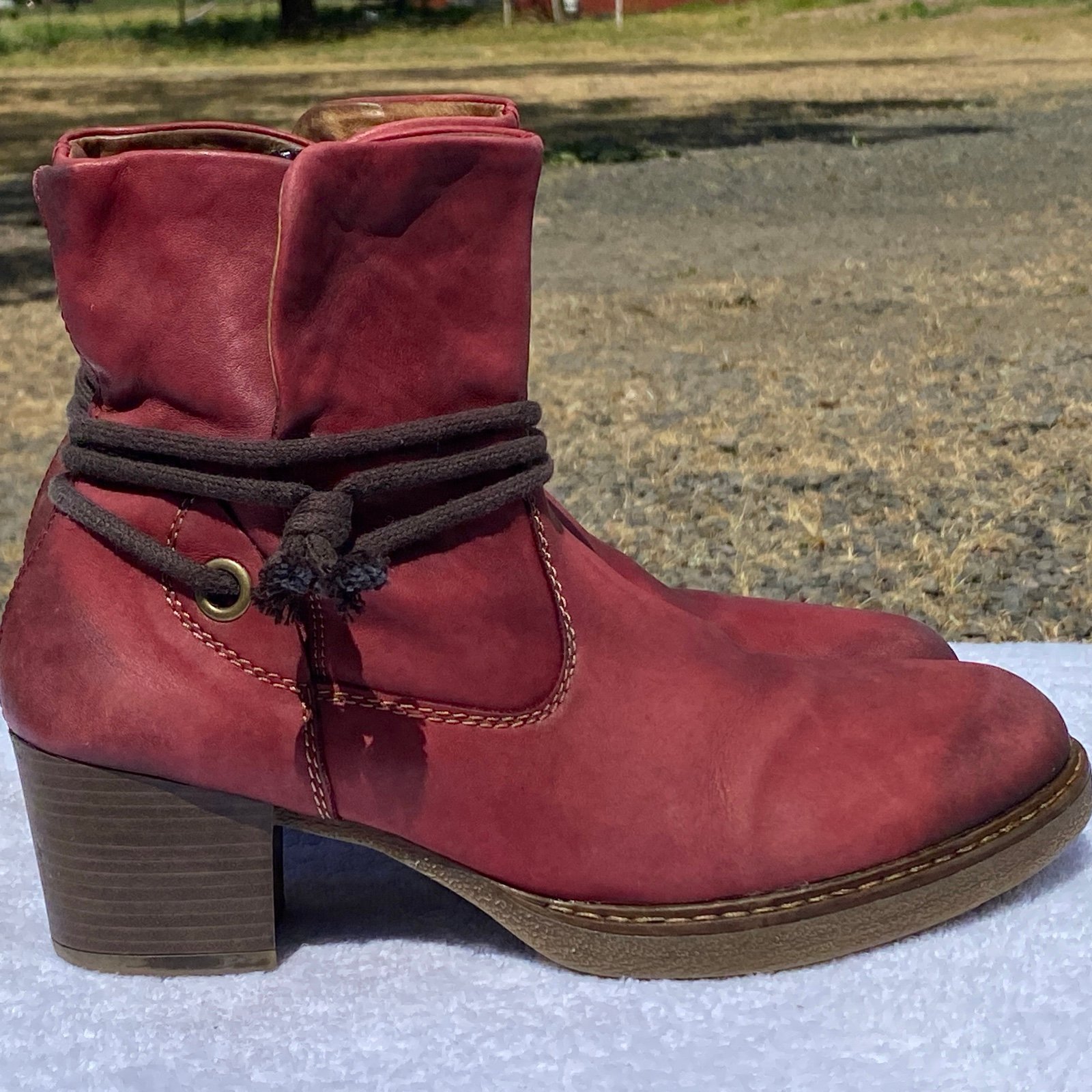 REMONTE Women's Leather Cherry Red “Chelsea” Ankle Booties 9.5 Zipper Block Heel