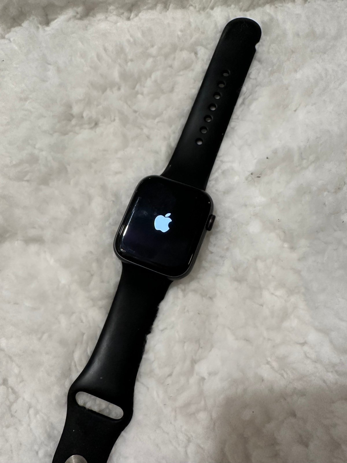 Apple Watch SE + GPS 44mm in matte Black.
