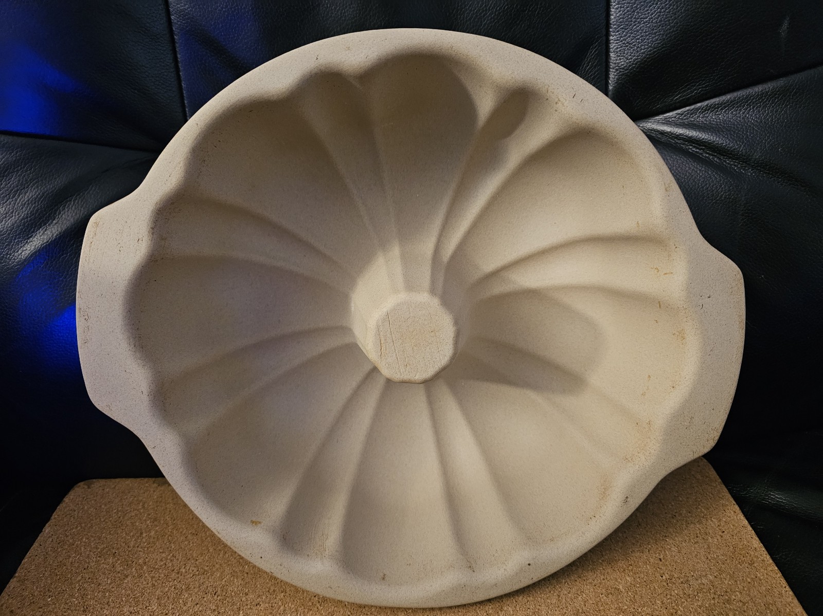 The Pampered Chef Family Heritage Stoneware Fluted Bundt Cake Pan EUC