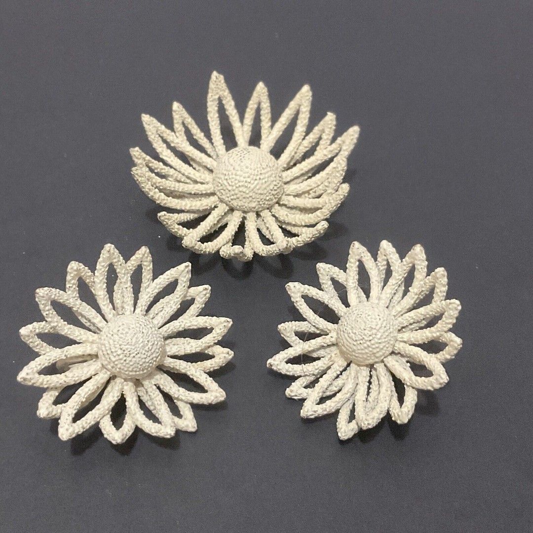 Vintage Crown Trifari White Daisy Brooch & Earring Set – Textured Molded Design