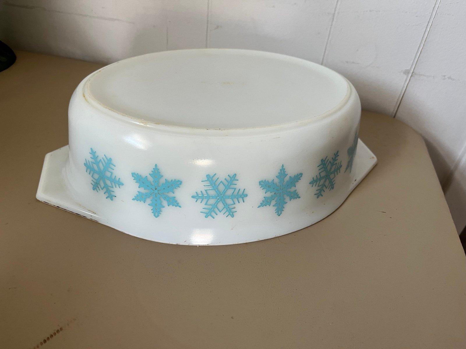 Pyrex vintage snowflake seving dish