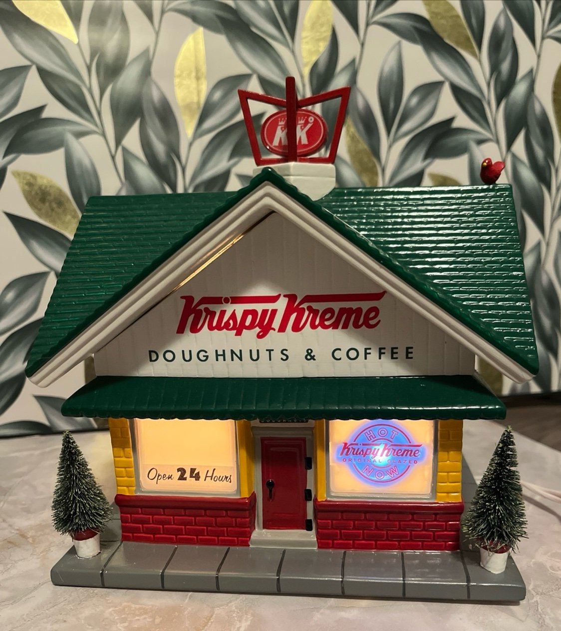 2001 Retired Department 56 Krispy Kreme Donut Shop