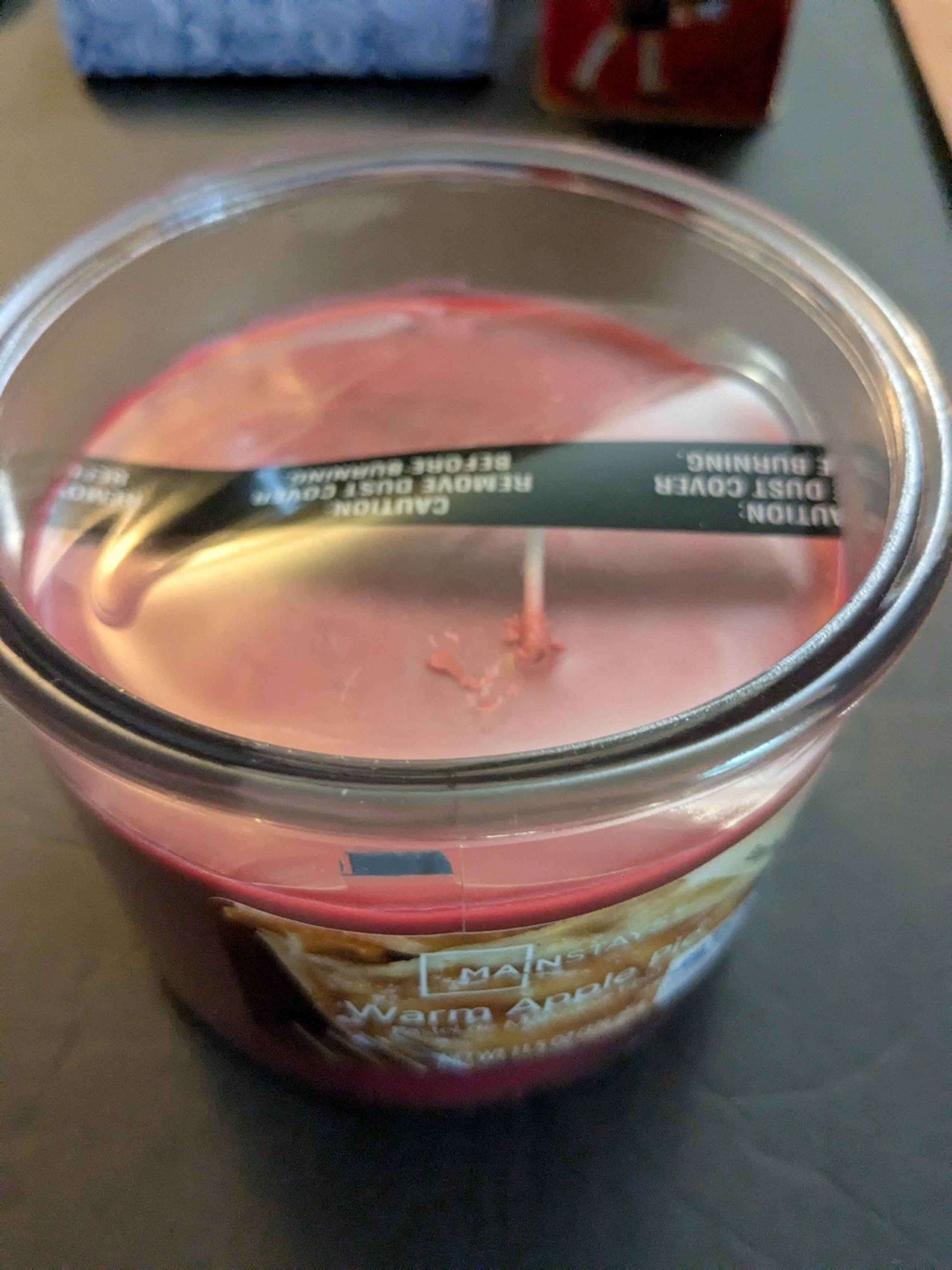 Candle scent warm apple pie. Delicious scent. 3x4 3 wick.