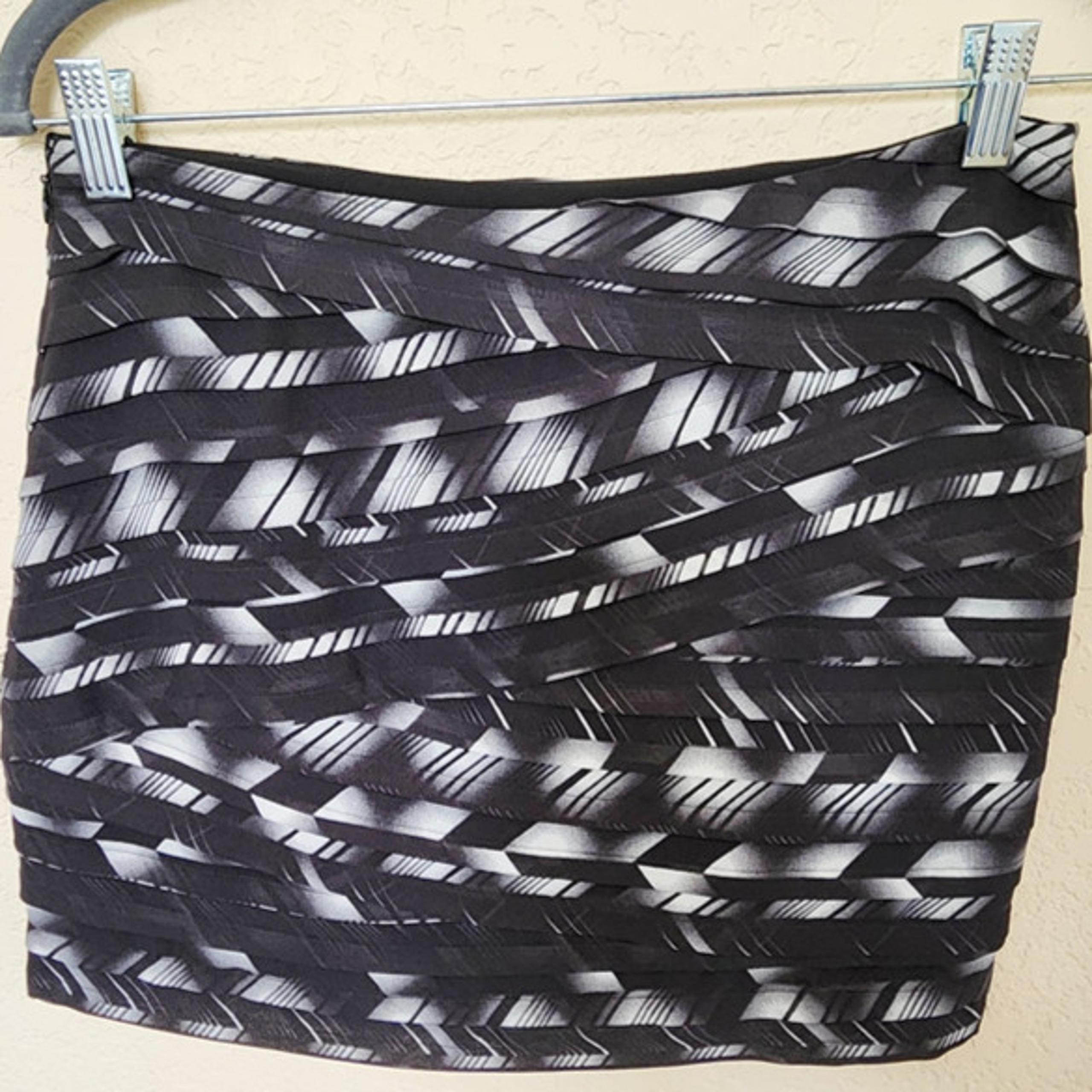 A/X Armani Exchange Mini Bandage Skirt Pleated White Black Tiered Lined Size 4