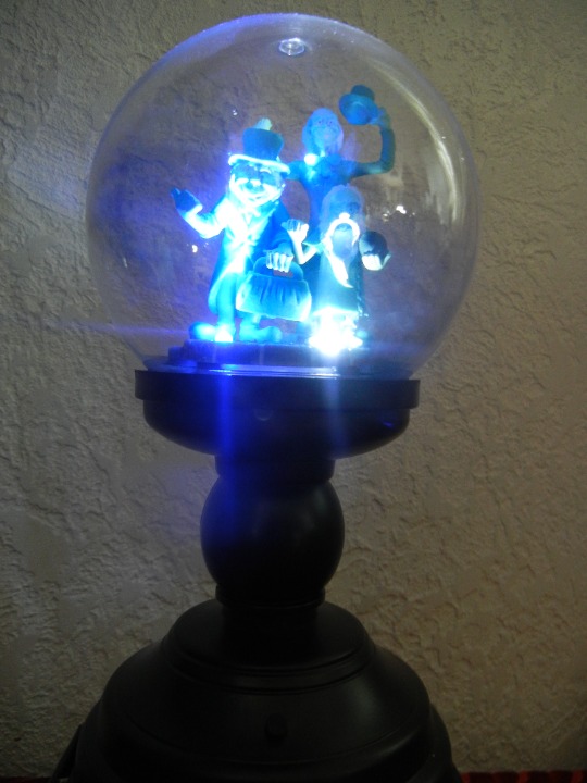 DISNEY HAUNTED MANSION LIGHTED SNOWGLOBE GLOBE - HALLOWEEN HITCHHIKERS GHOSTS
