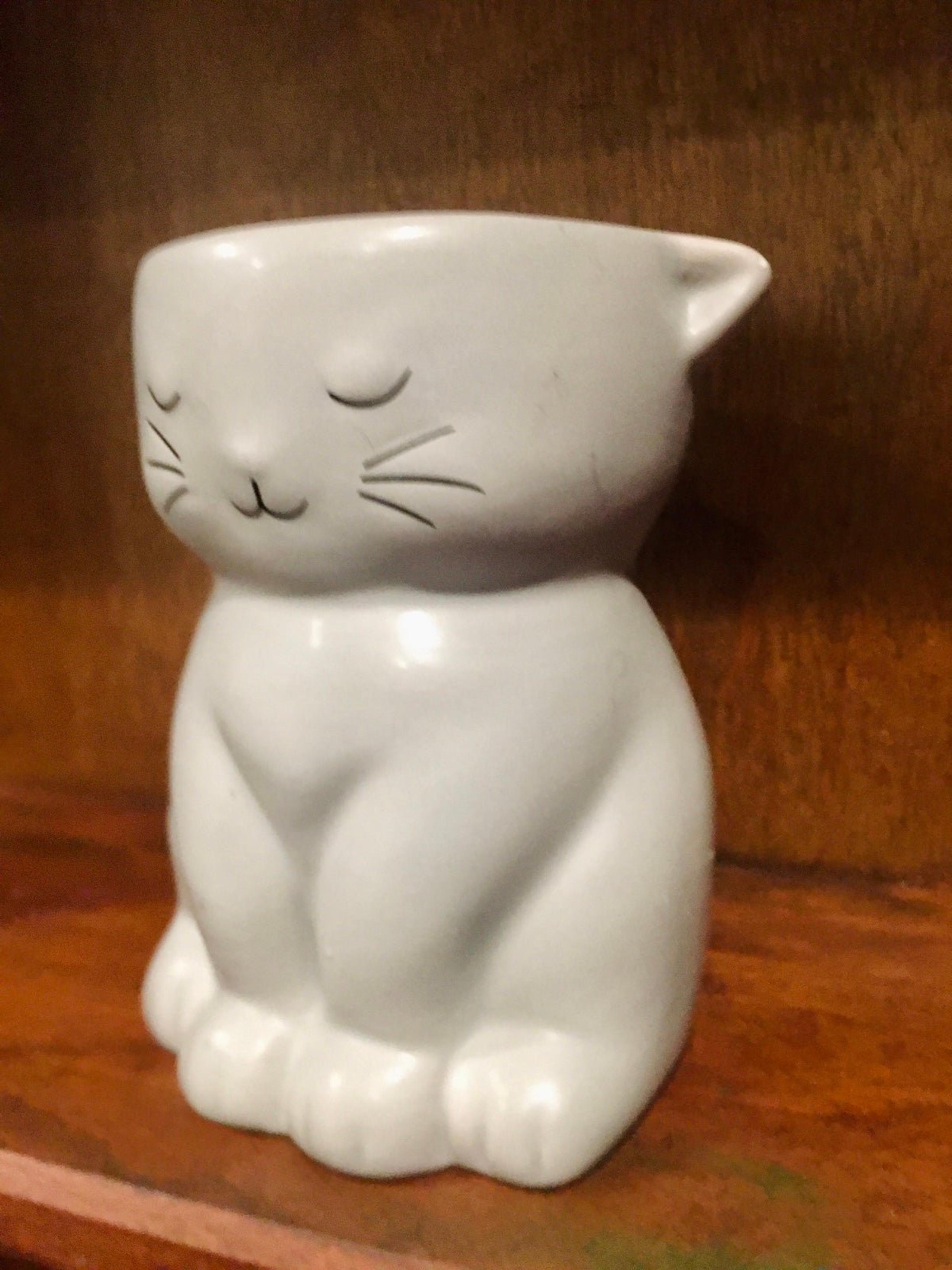 Fragrant  Jewels “Furry Friends” collection Smokey Cat. Ring embedded  Candle.
