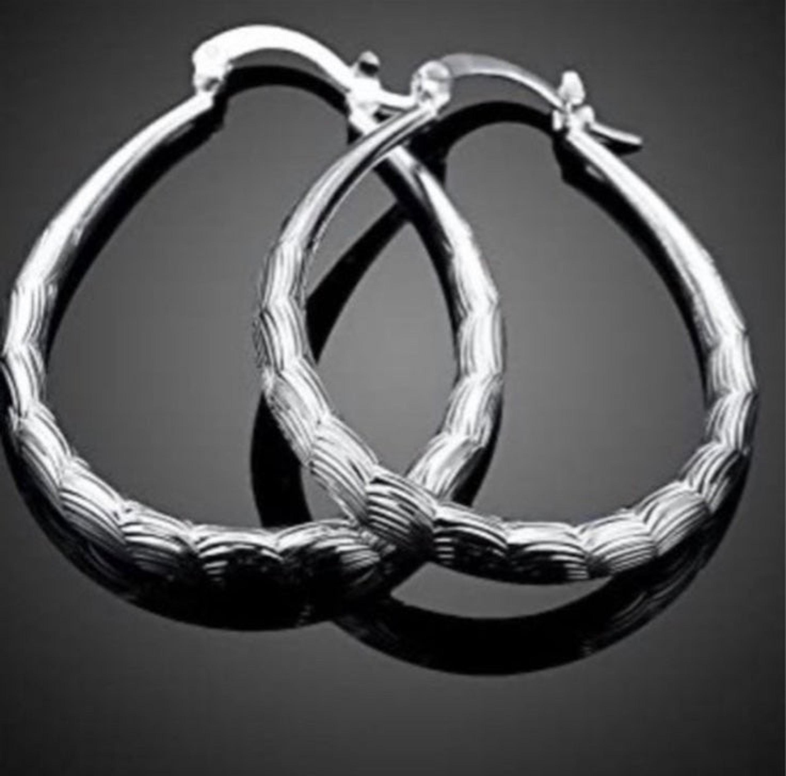 Womens 32mm  etched brand new silver oval hoops earrings