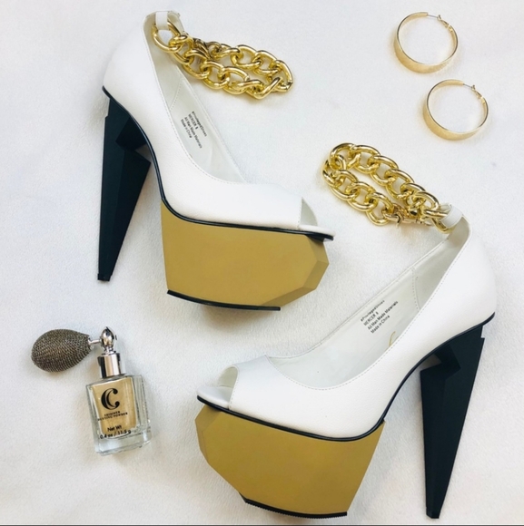 NWOT Privileged Mercer Platform Chain Heels