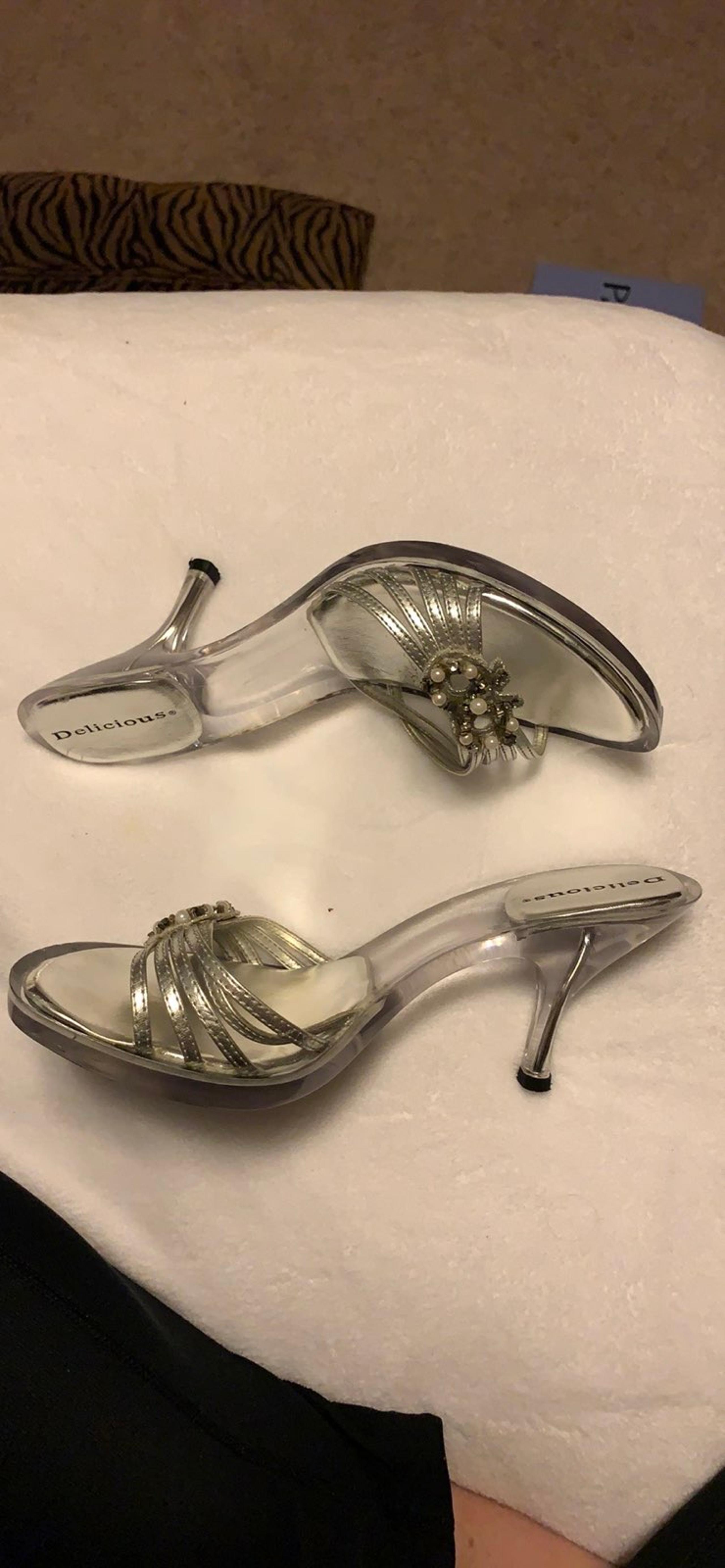 Delicious silver pump