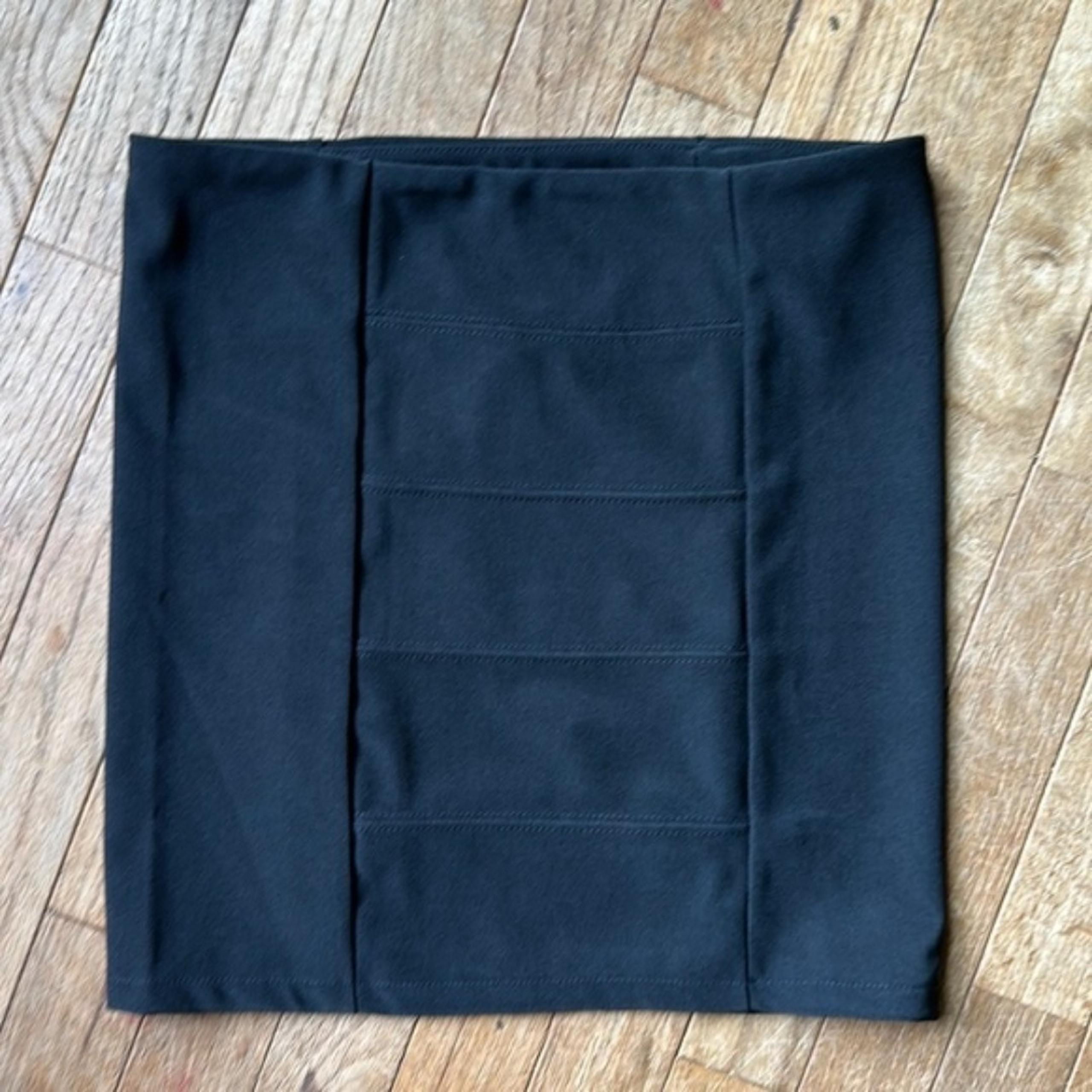 NWOT Guess skirt black mini skirt S