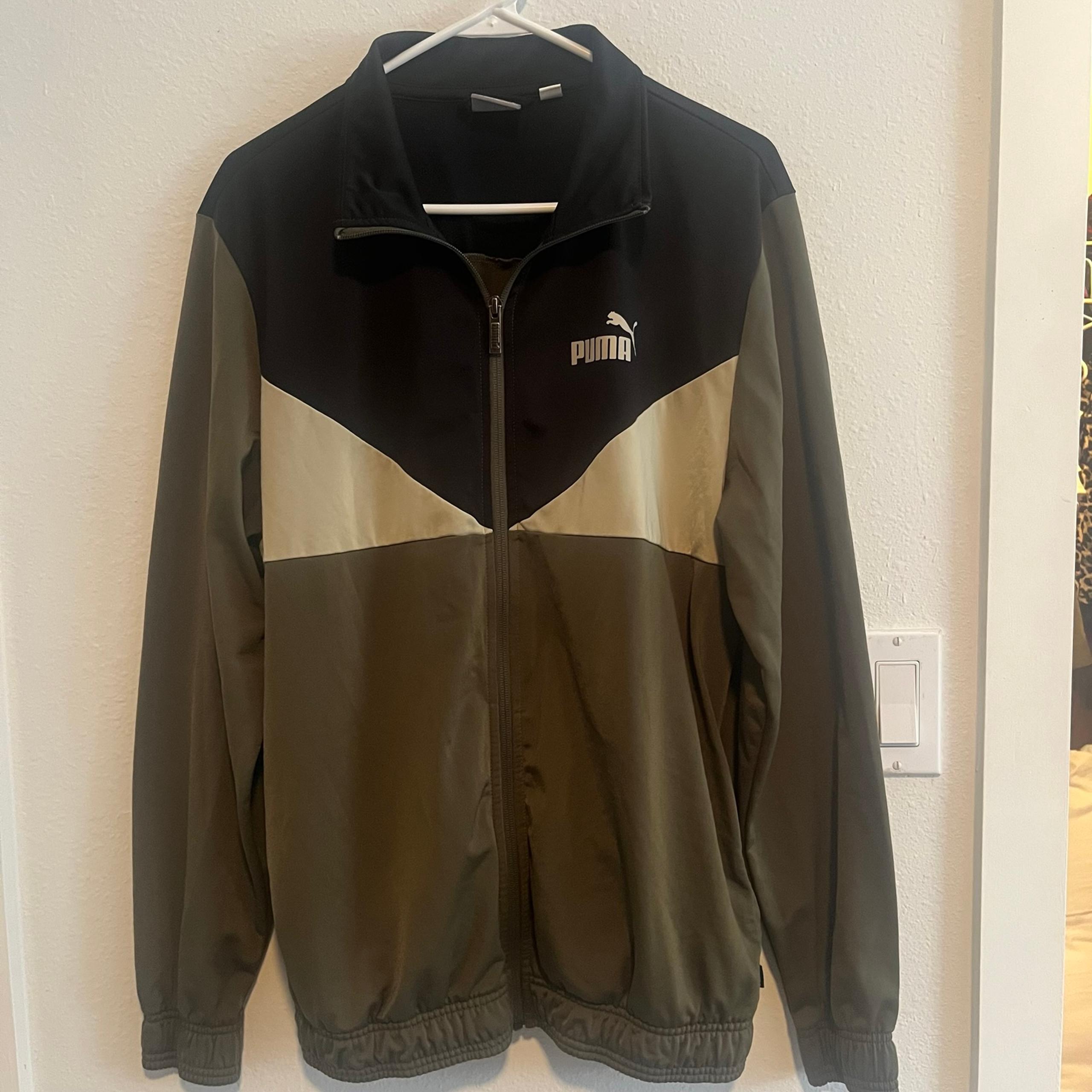 Men’s Puma Black and Green Zipper Front With Pockets Jacket Size Medium