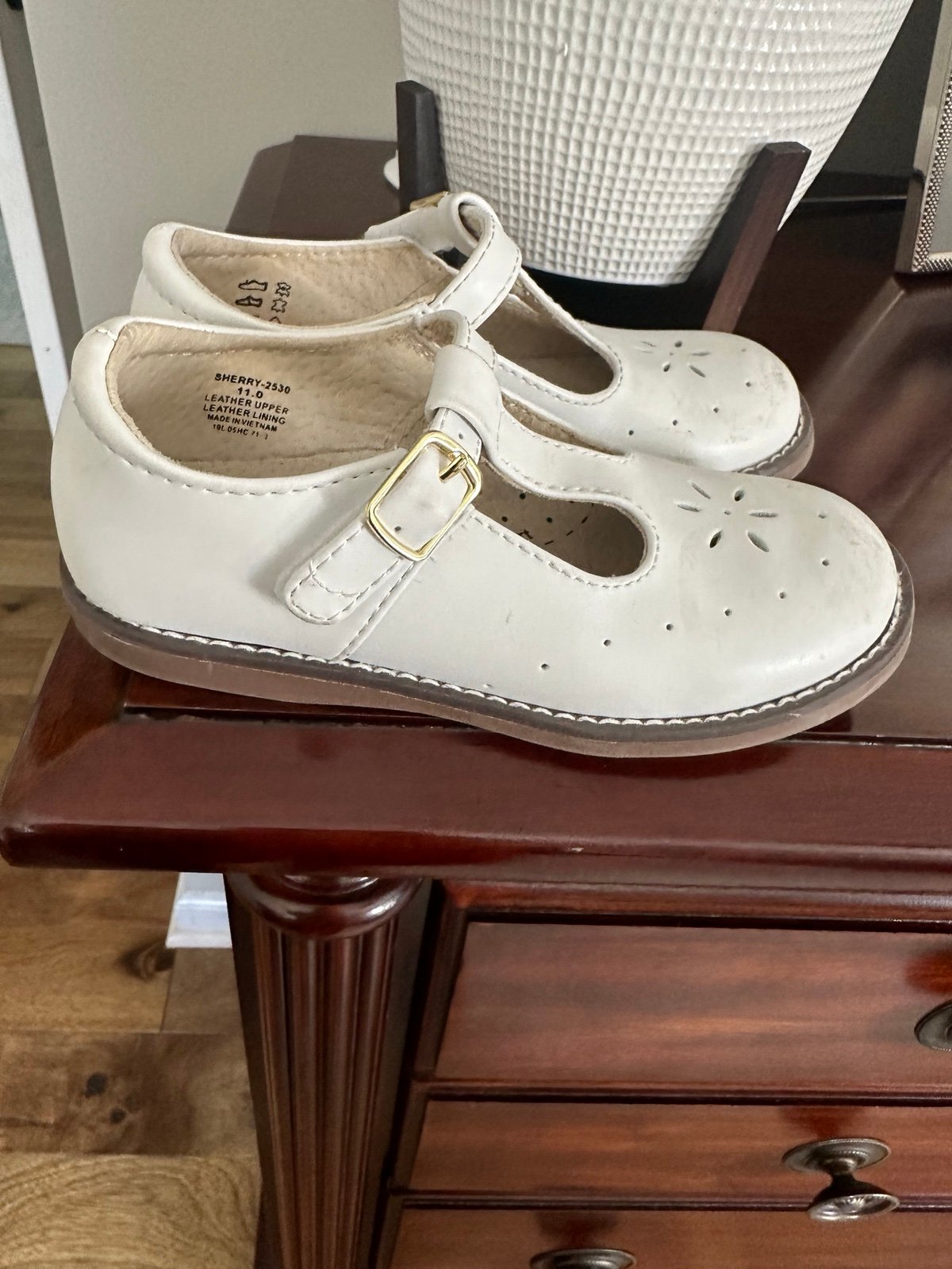 Footmates girls white leather shoes sz 11