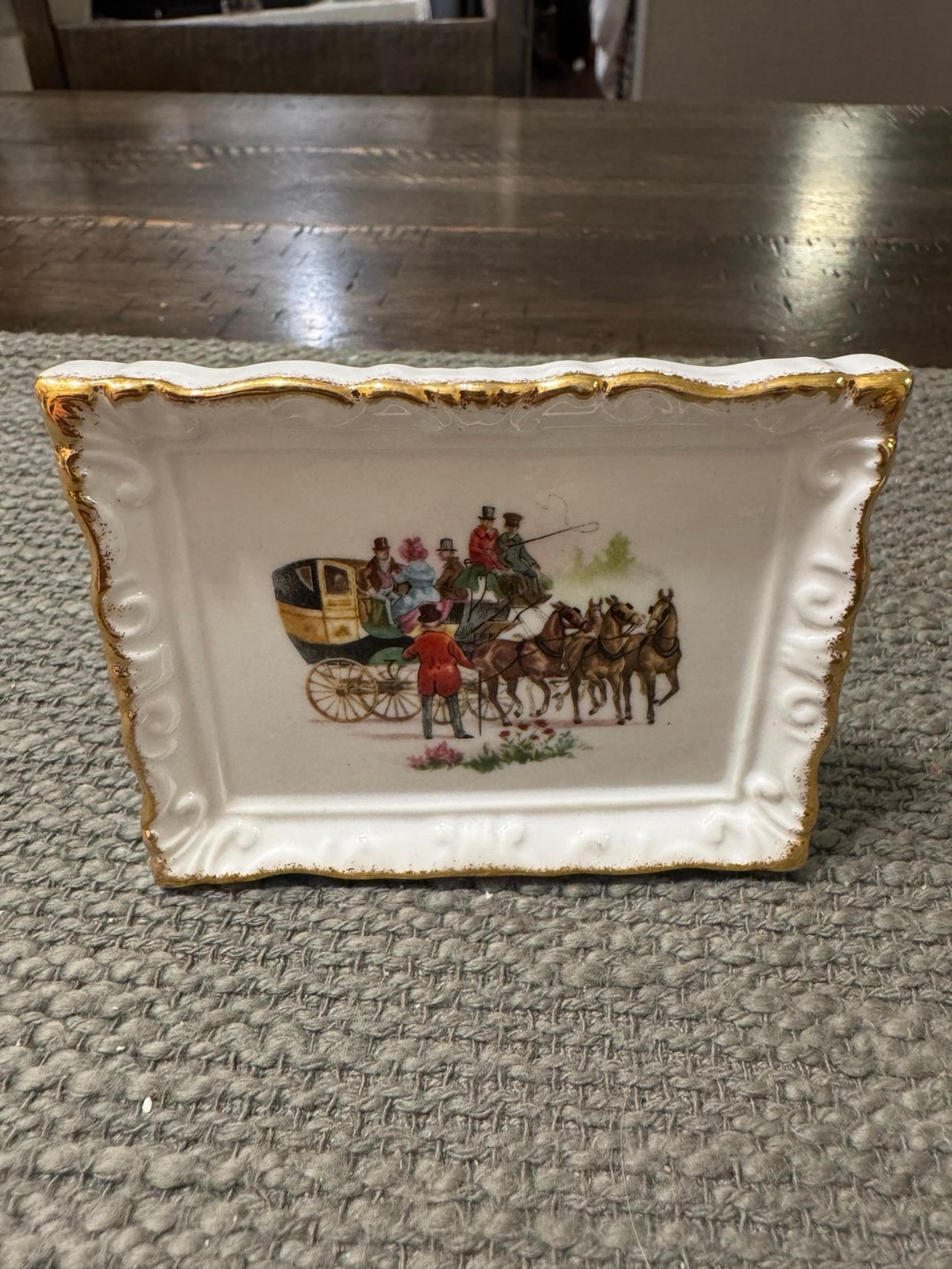 Elegant Gold-Trimmed Decorative Small Picture