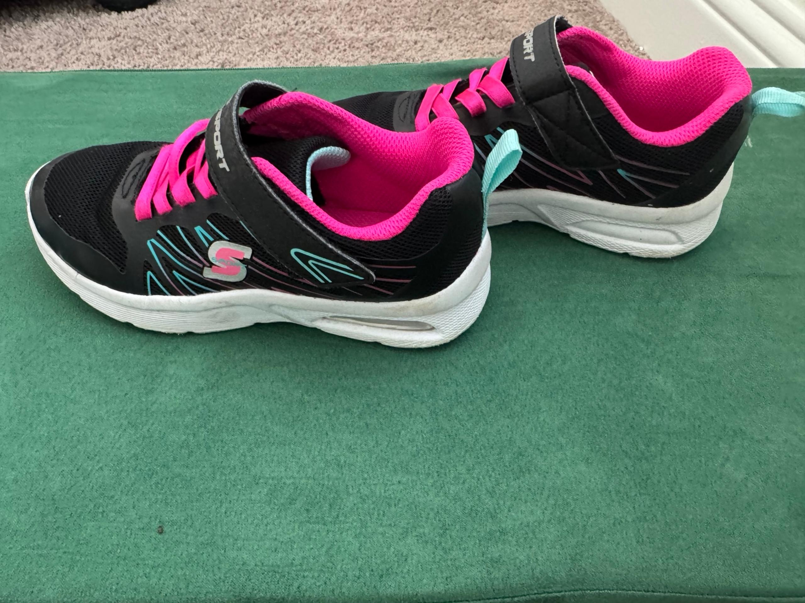 Sketchers size 1Y