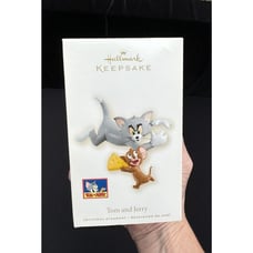 Brand New Tom and Jerry Hallmark 2008 Cat & Mouse Cartoon Ornament Cheese -9D