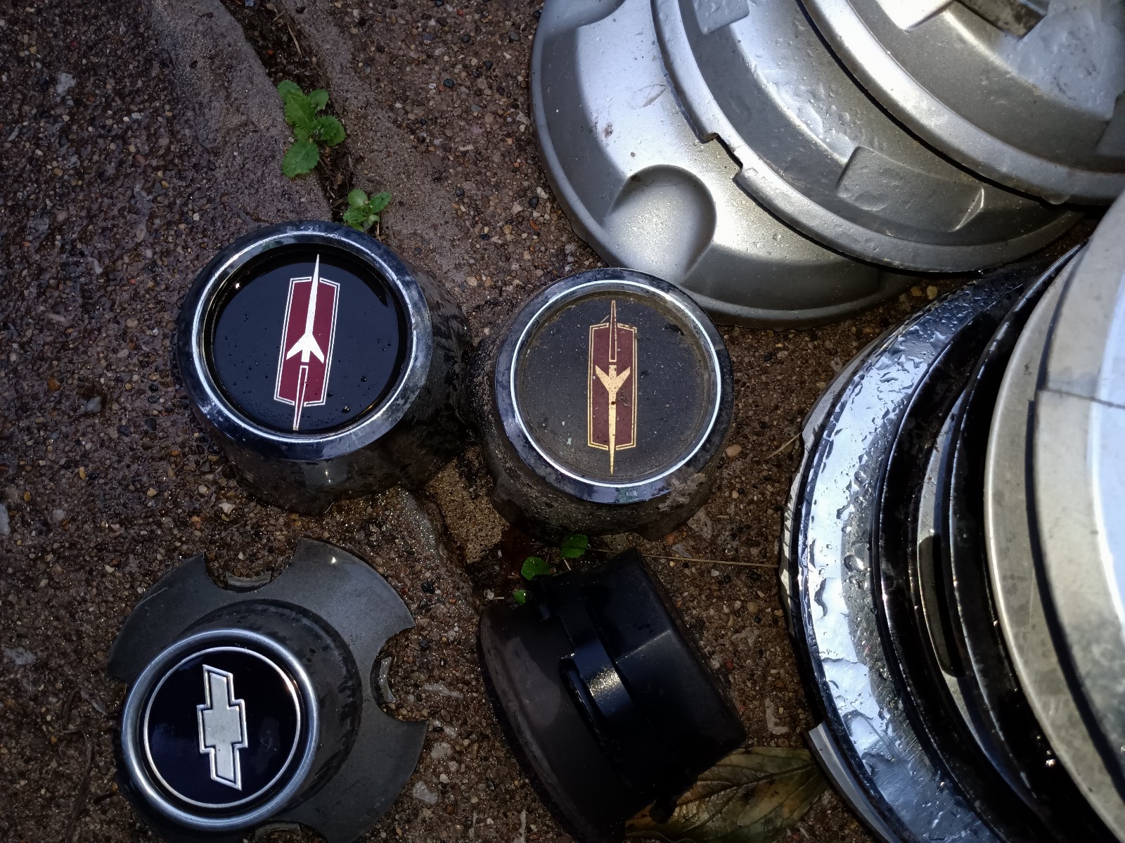 2 Oldsmobile Cutlass center caps
