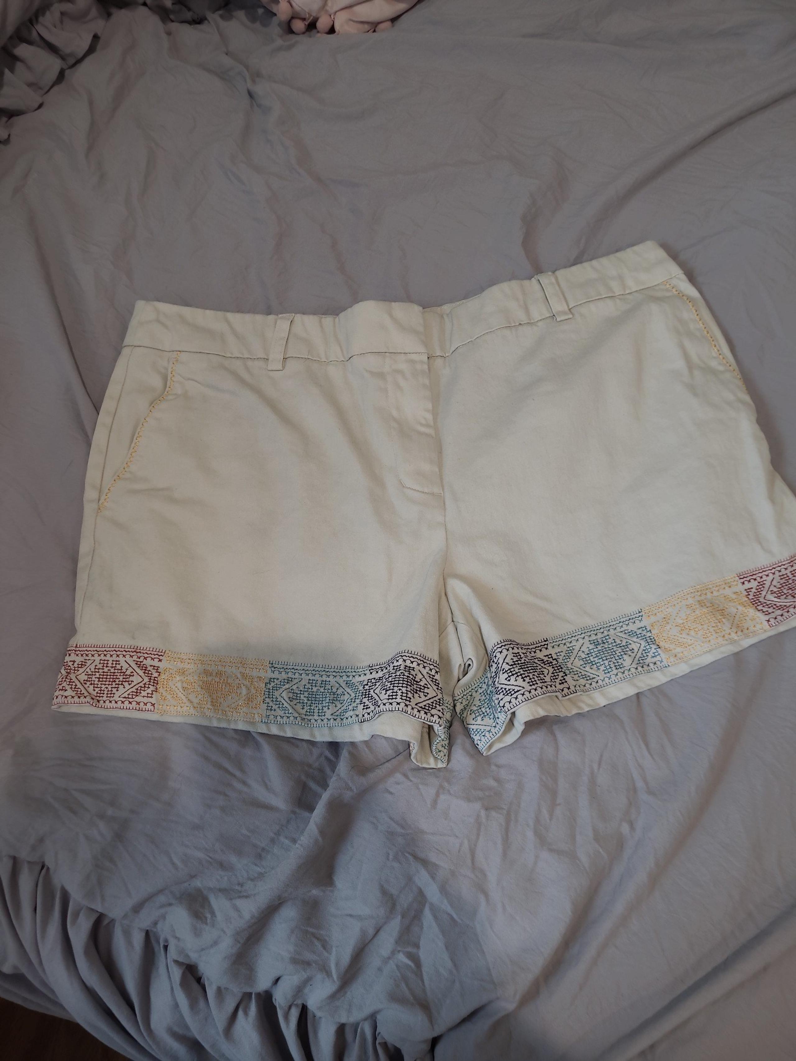 Artisan NY Women SZ 12 Beige shorts with embroidery detail Boho casual 4" inseam